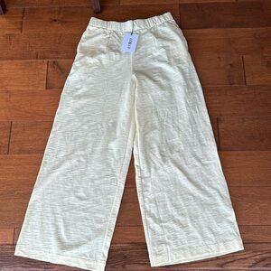 Women’s cropped pants by Leallo